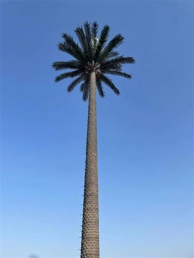 Verkleideter Mobilfunkmast